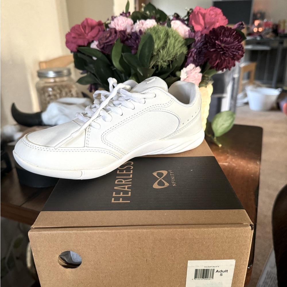cheer fearless nfinity white shoe, adult size 5